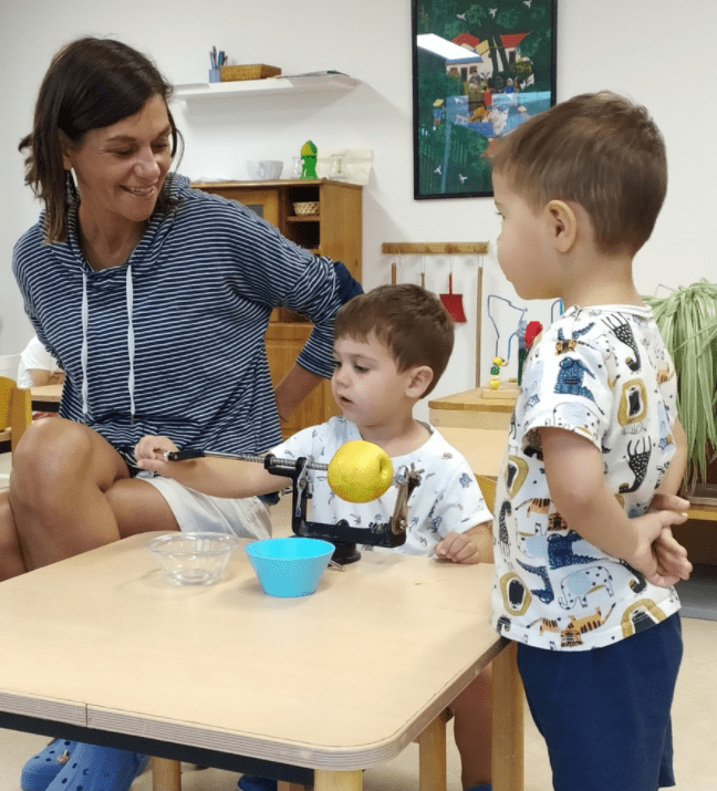 Nathalie, éducatrice Montessori 2/3 ans s'occupe de la communauté enfantine du Village Montessori à Castelnau-Le-Lez. Elle accompagne Noha dans son apprentissage et son autonomie.