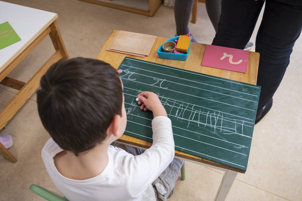 L'enfant peut utiliser le matériel Montessori que lui a montré l'éducatrice Montessori un peu plus tôt. Dans la pédagogie Montessori il est crucial que l'enfant apprenne de manière autonome. Il est néanmoins toujours très important de se montrer disponible au cas où l'enfant aurait besoin de soutien ou d'aide. C'est ainsi que fonctionne la pédagogie de Maria Montessori.