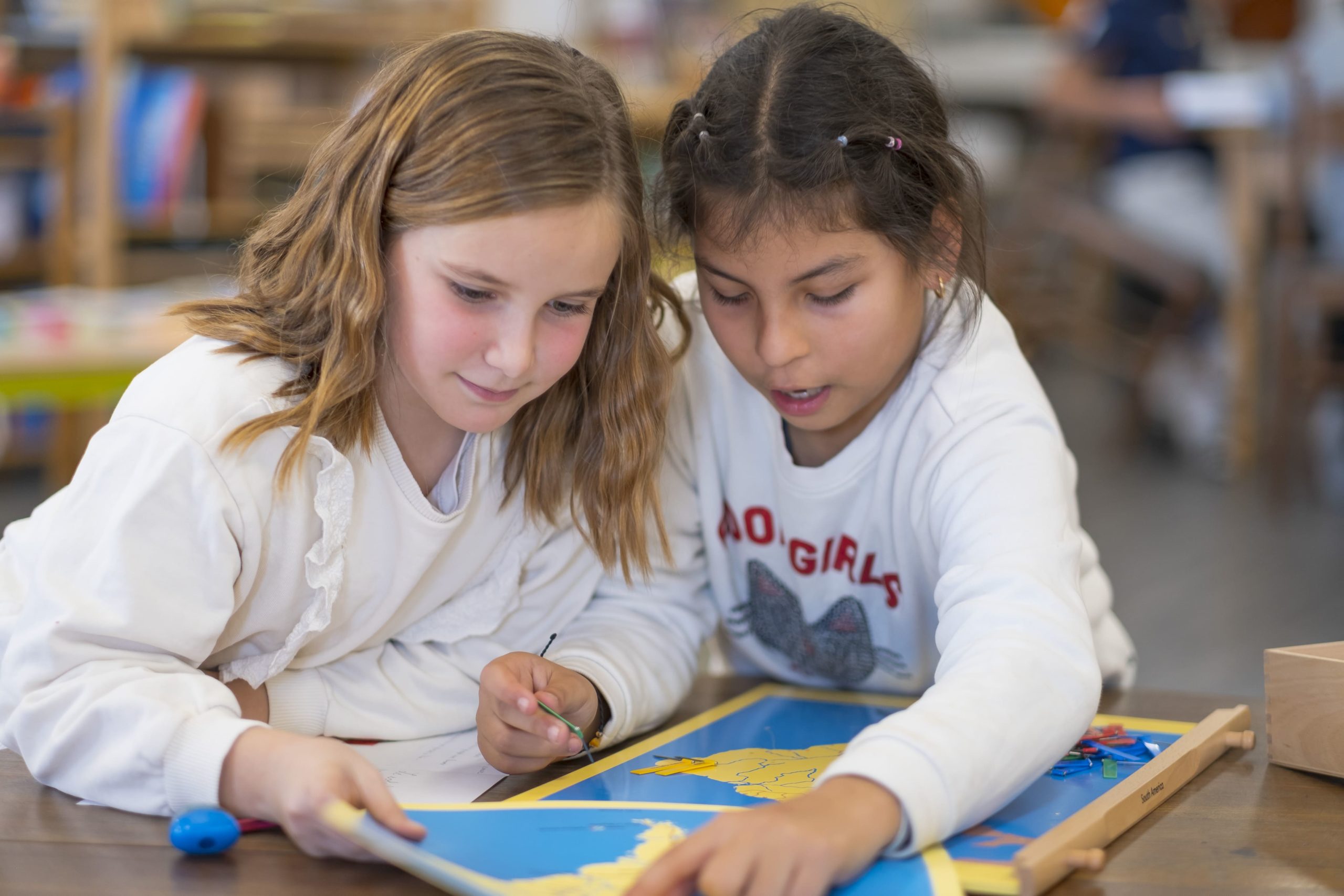 Les enfants s'entraident dans la pédagogie Montessori et observent leurs aînés pour comprendre et apprendre les différents aspects de la vie.