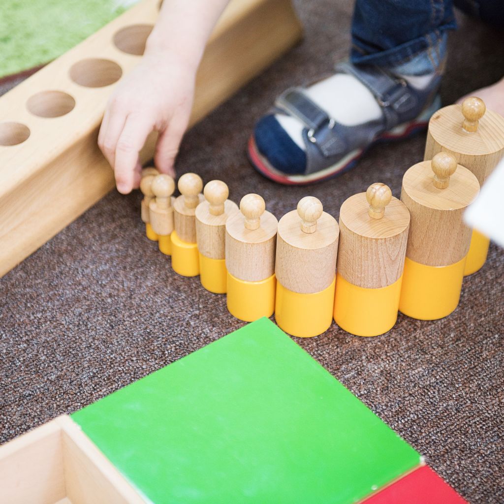 Travail montessori des cylindres sur tapis