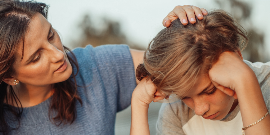 une maman discute avec son fils qui semble être en colère ou triste