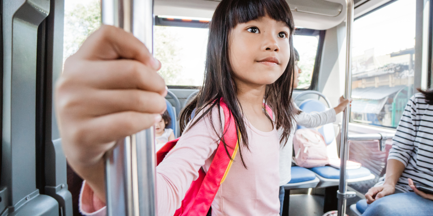 une jeune fille prend les transports en commun