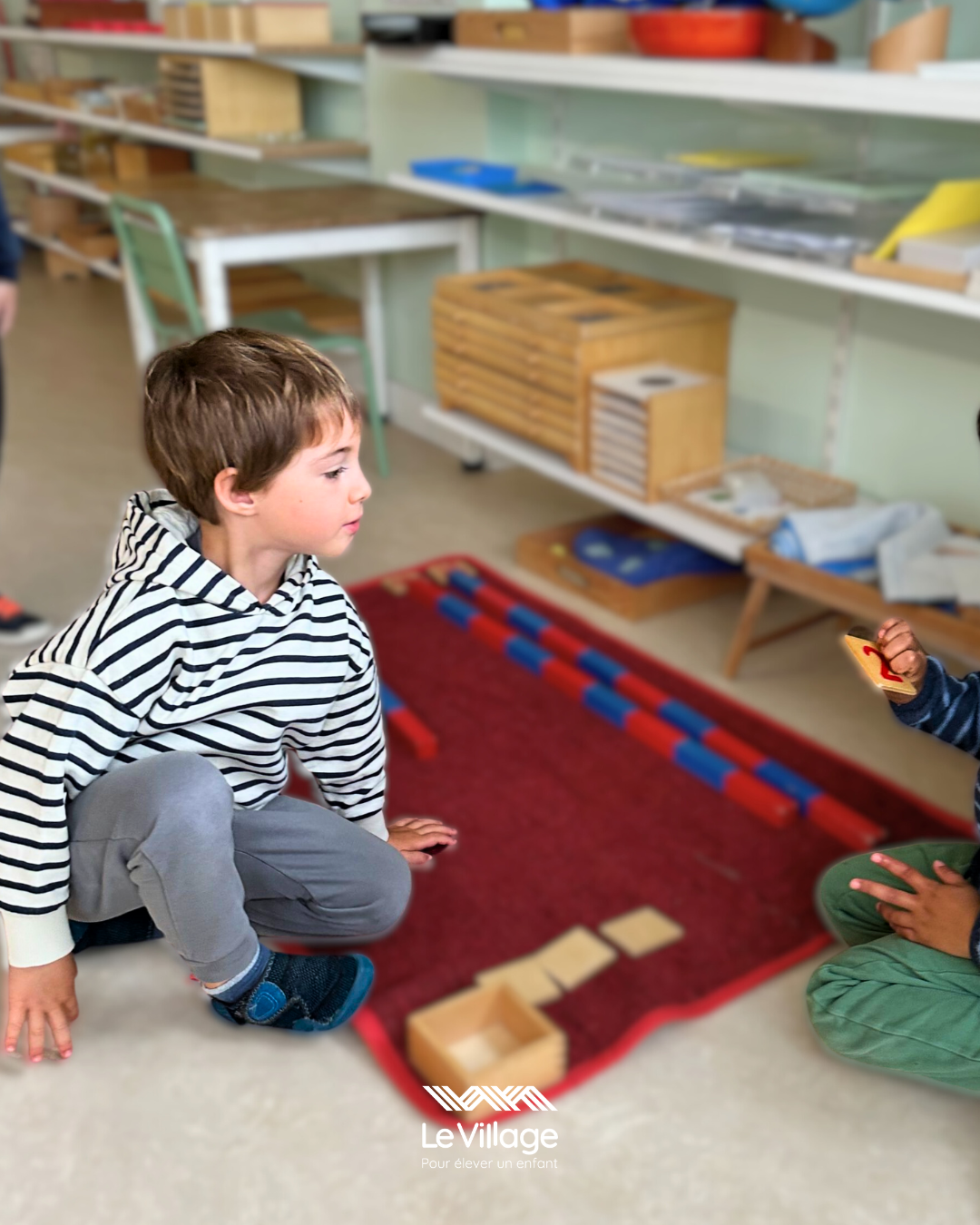 Enfants dans une classe Montessori au Village, Castelnau-le-Lez